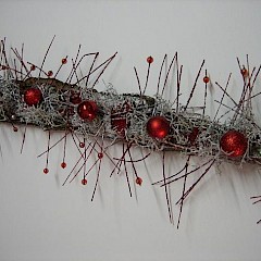 Langwerpig kerststuk, decoratief voor op lange tafel, hout, zilver/rood.