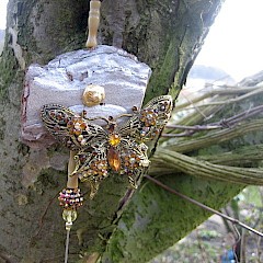 Prachtig bewerkte vlinder in de boom