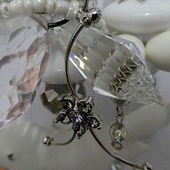 Detail hanger wit vogeltje antieke glaspegel