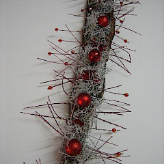 Langwerpig kerststuk, decoratief voor op lange tafel, hout, zilver/rood.