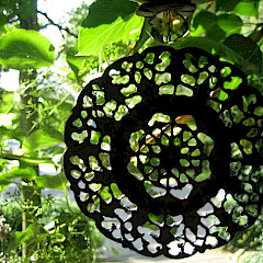 Decoratieve antieke gesphanger met facet geslepen glas.
