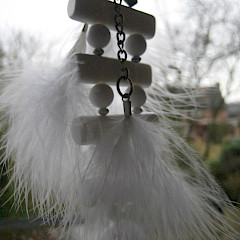 Detail, decoratieve vogel-veertjes hanger in t wit