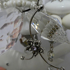 Detail hanger wit vogeltje antieke glaspegel